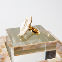 beige flower ring - diamond shape pearl - 指輪 2枚目の画像