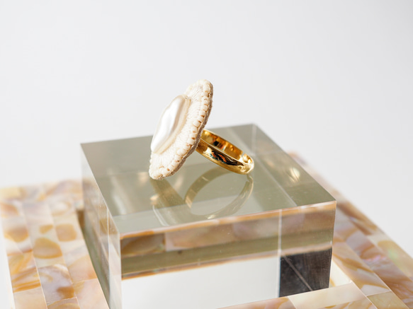 beige flower ring - diamond shape pearl - 指輪 2枚目の画像