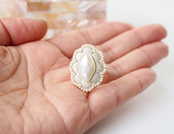 beige flower ring - diamond shape pearl - 指輪 4枚目の画像