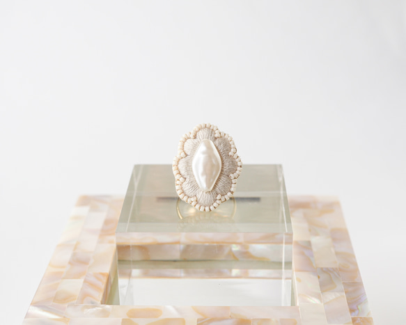 beige flower ring - diamond shape pearl - 指輪 1枚目の画像
