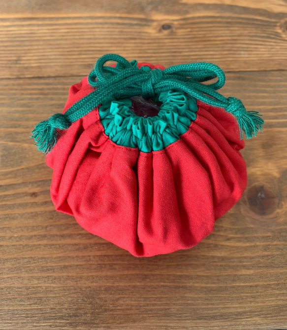 トマトモチーフ 巾着袋 赤いベル付き トマトモチーフ 巾着袋 赤いベル付き