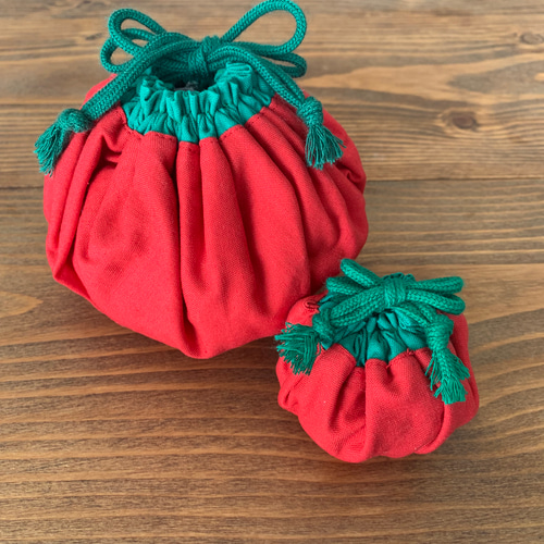 トマトモチーフ 巾着袋 赤いベル付き トマトモチーフ 巾着袋 赤いベル付き トマトモチーフ 巾着袋 赤いベル