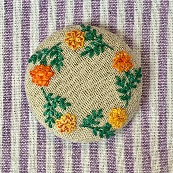 刺繍ブローチ/ヘアゴム マリーゴールドのリース ブローチ funi