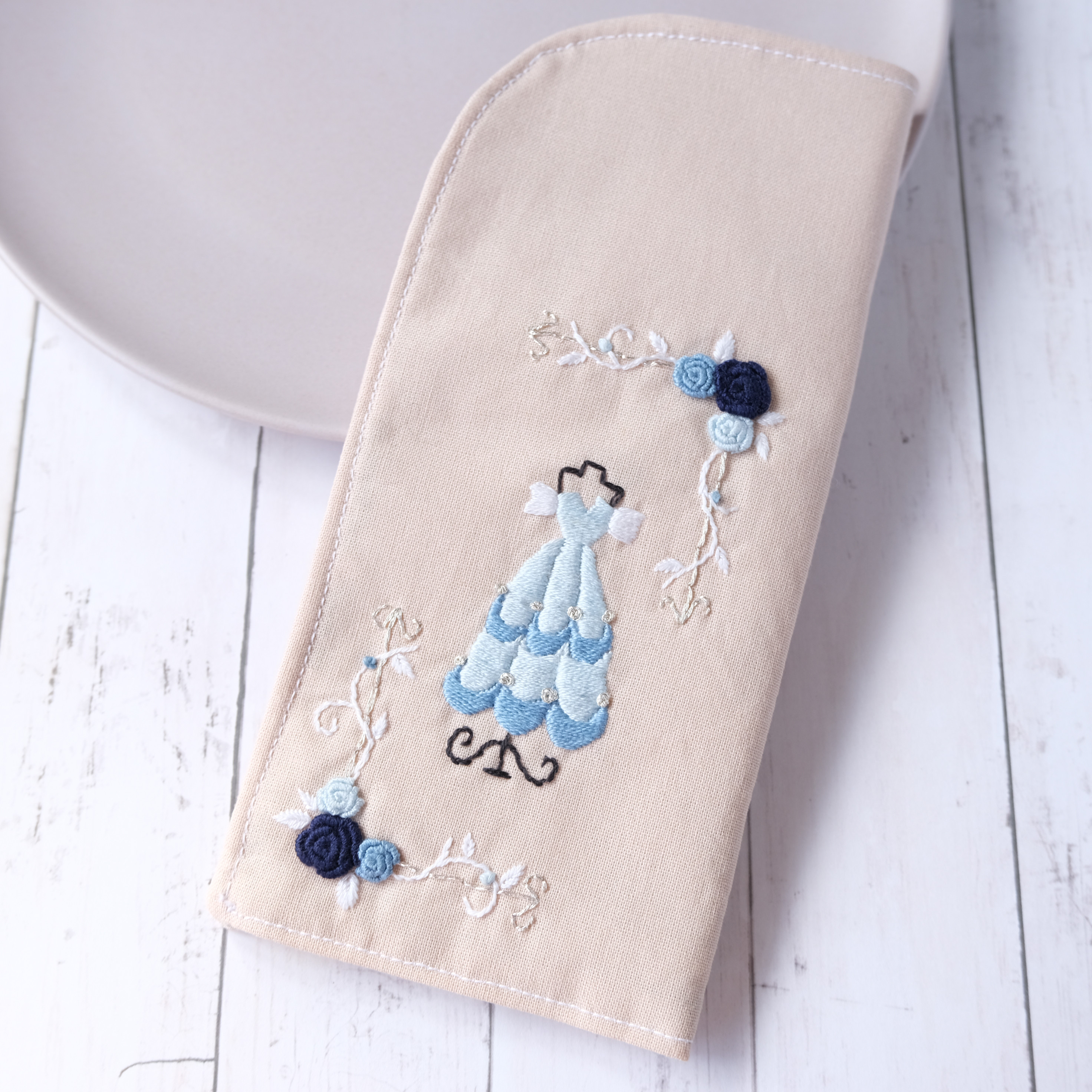 お姫様のドレスルーム刺繍のメガネケース(ブルー)