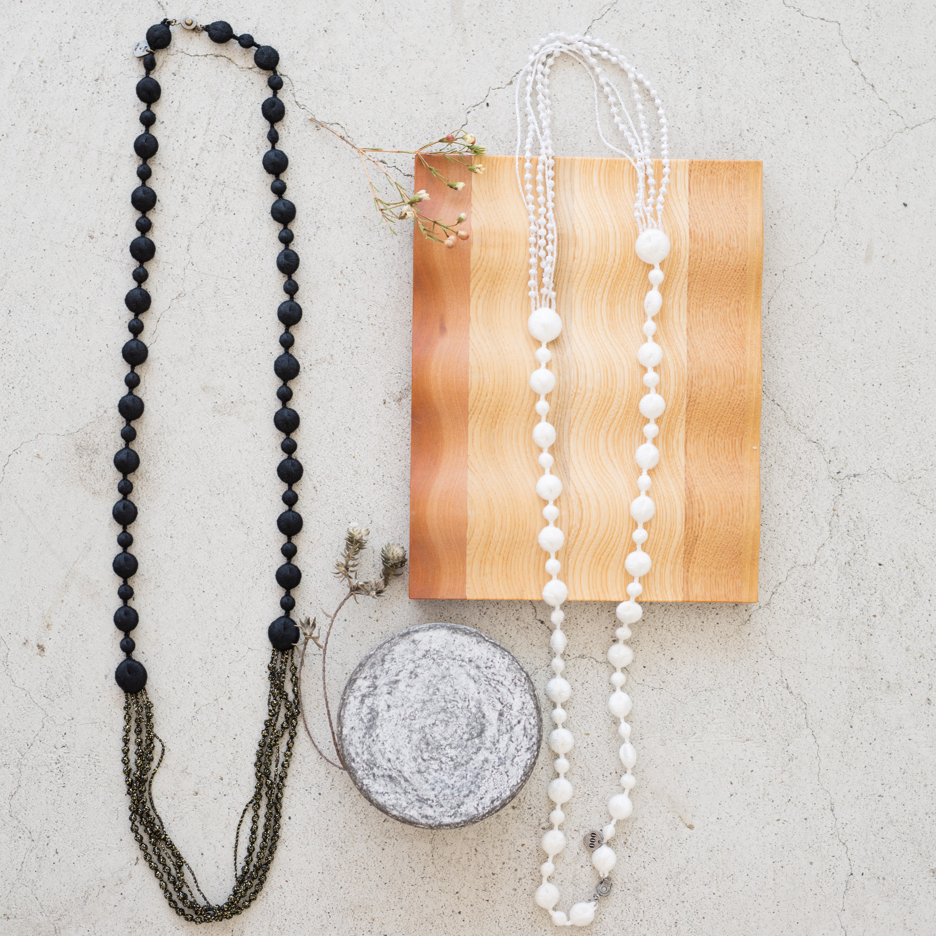 【糸のネックレス】ぺブルドレープネックレス　フォーマル　ラメ　刺繍　軽い　洗える　金属アレルギー　シック