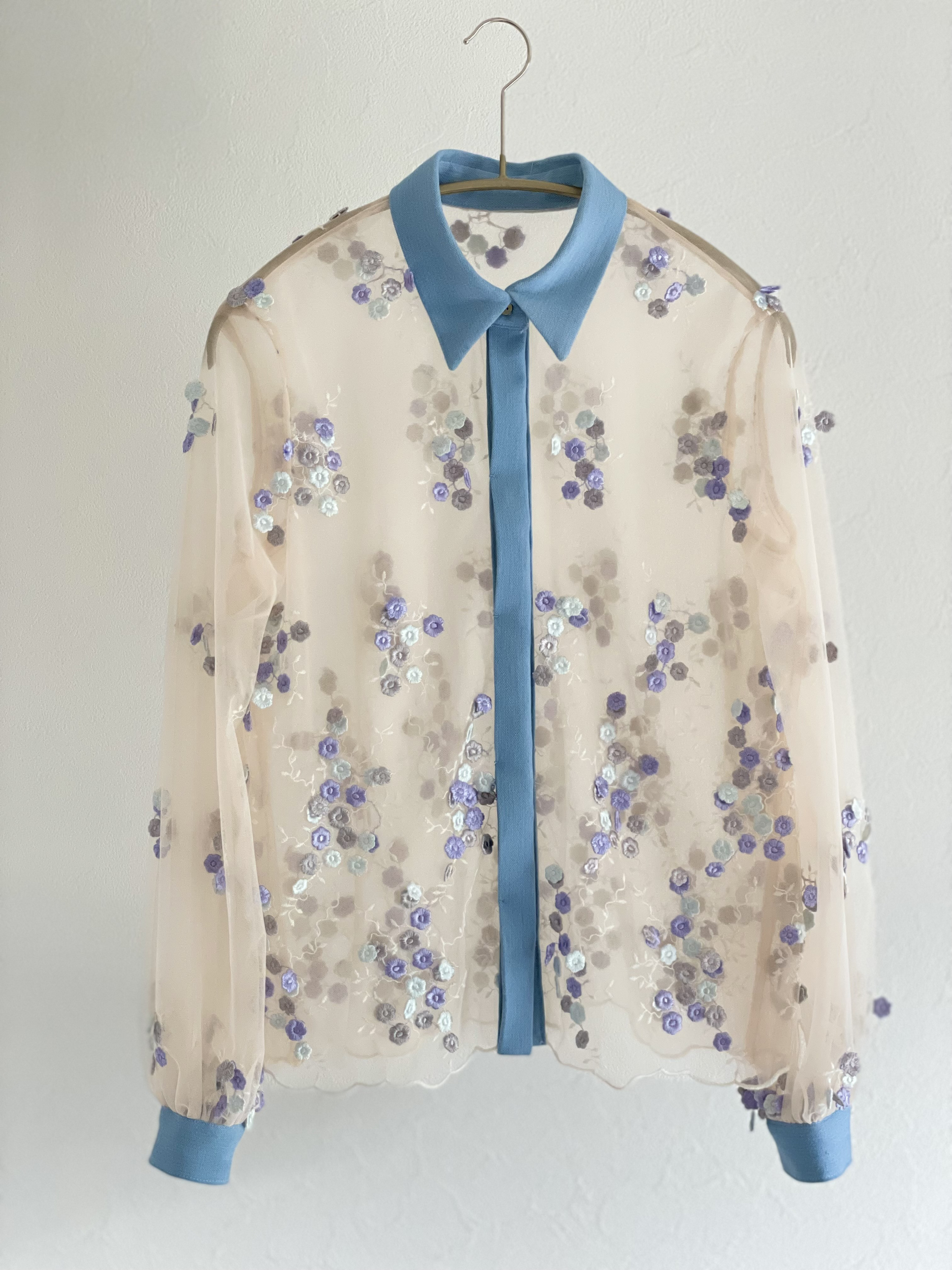 揺れる小花が可愛い　エンブロイダリーレースブラウス　シャツ