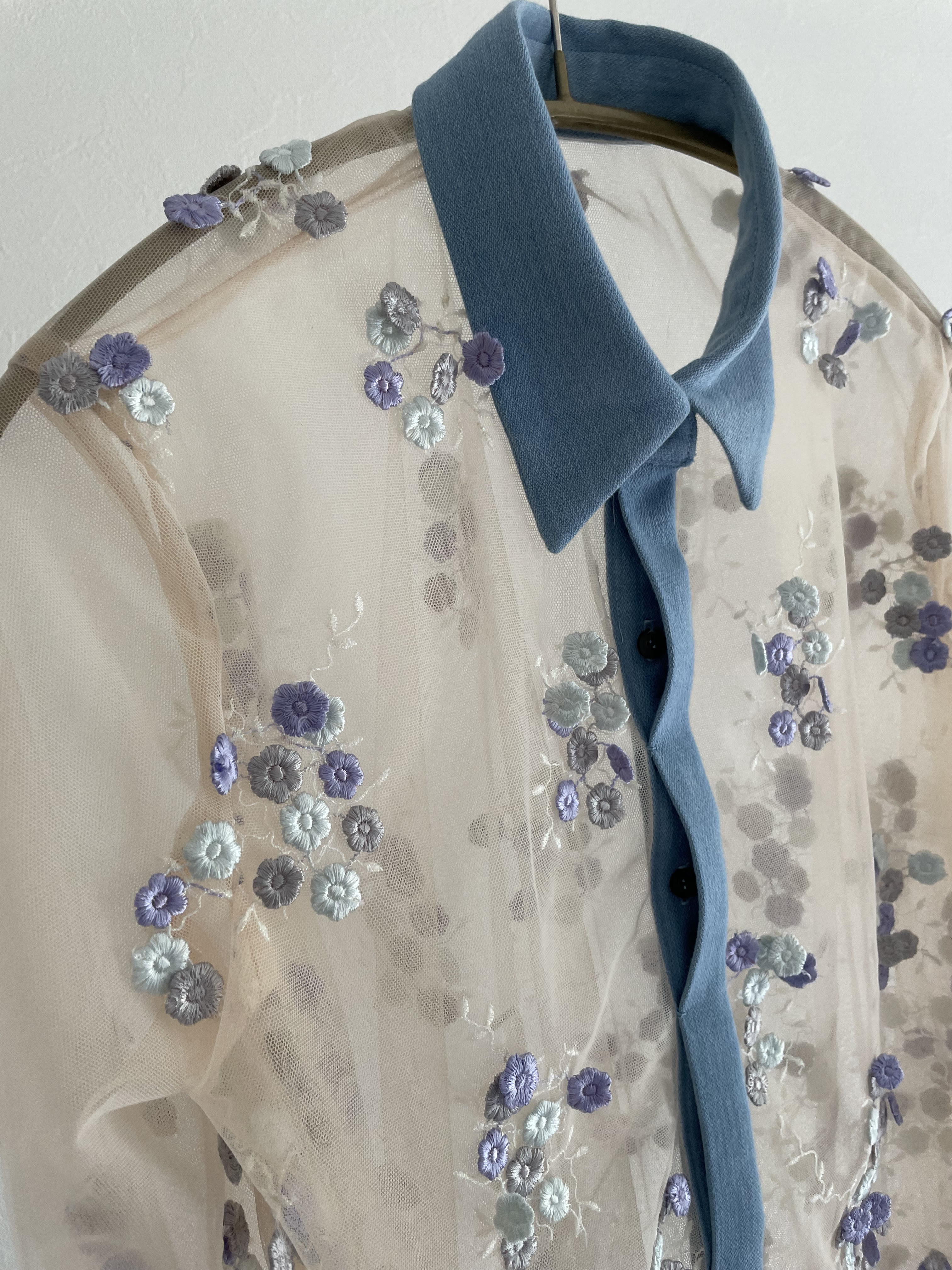 揺れる小花が可愛い　エンブロイダリーレースブラウス　シャツ