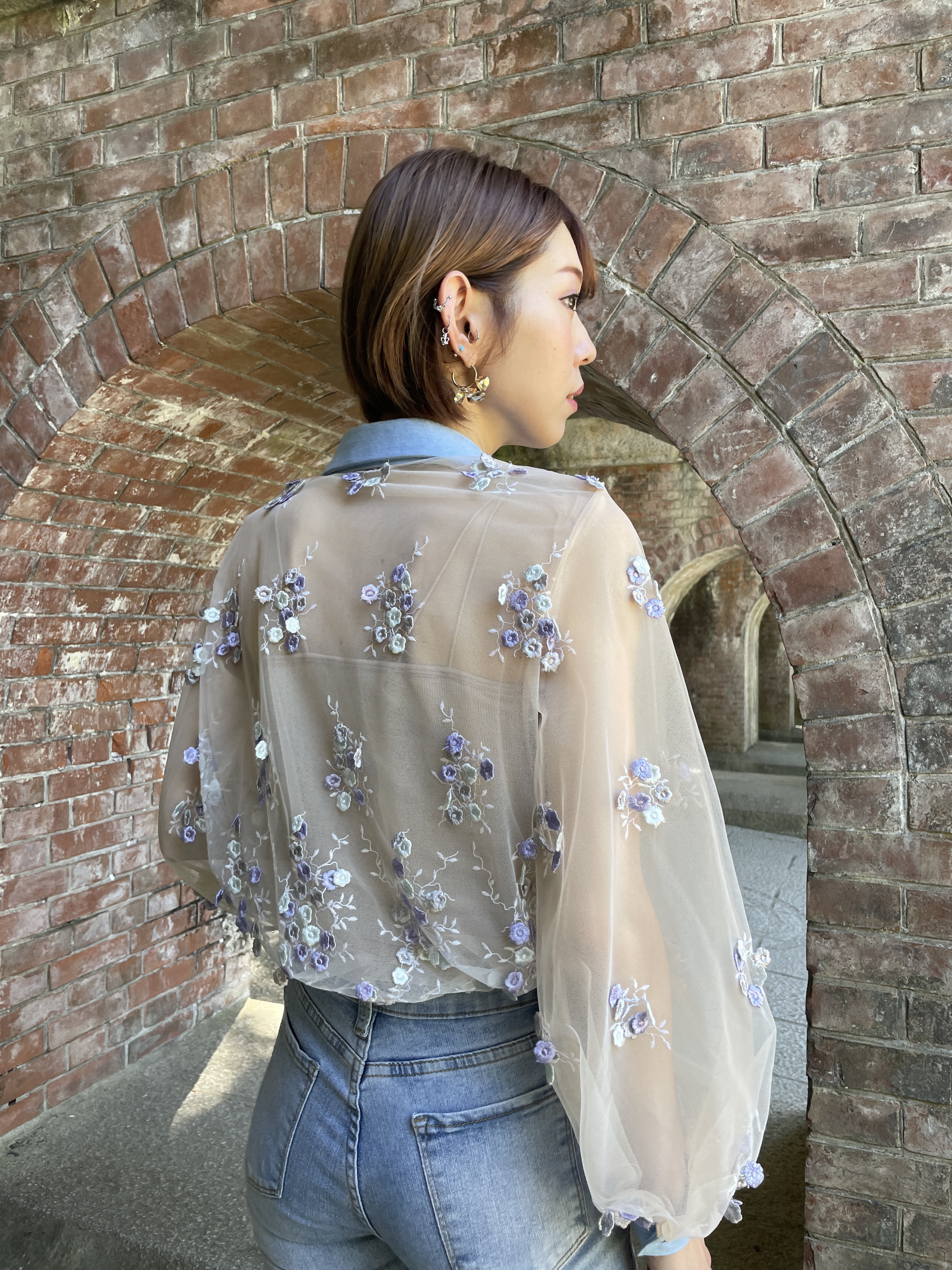 揺れる小花が可愛い　エンブロイダリーレースブラウス　シャツ