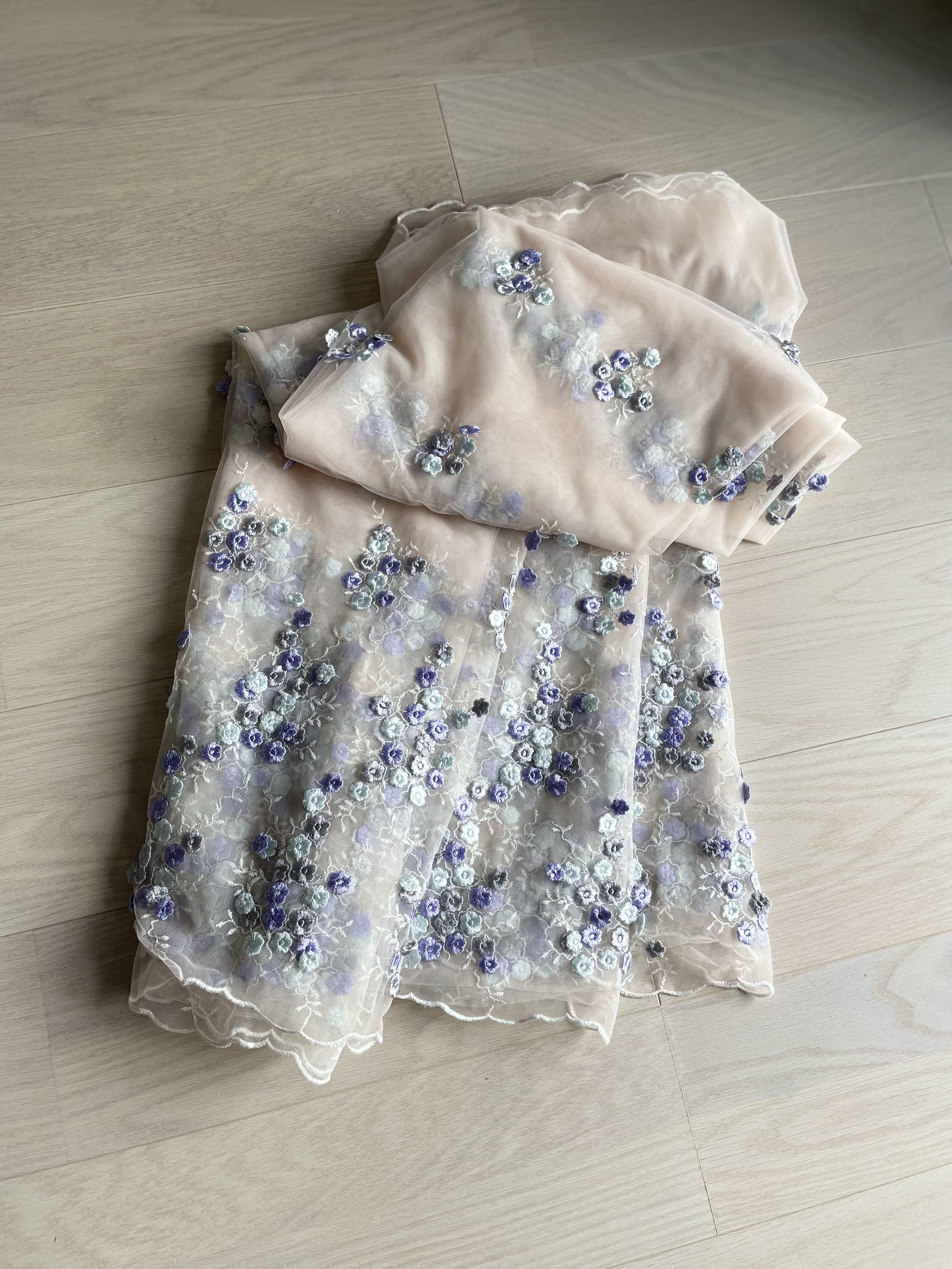 揺れる小花が可愛い　エンブロイダリーレースブラウス　シャツ