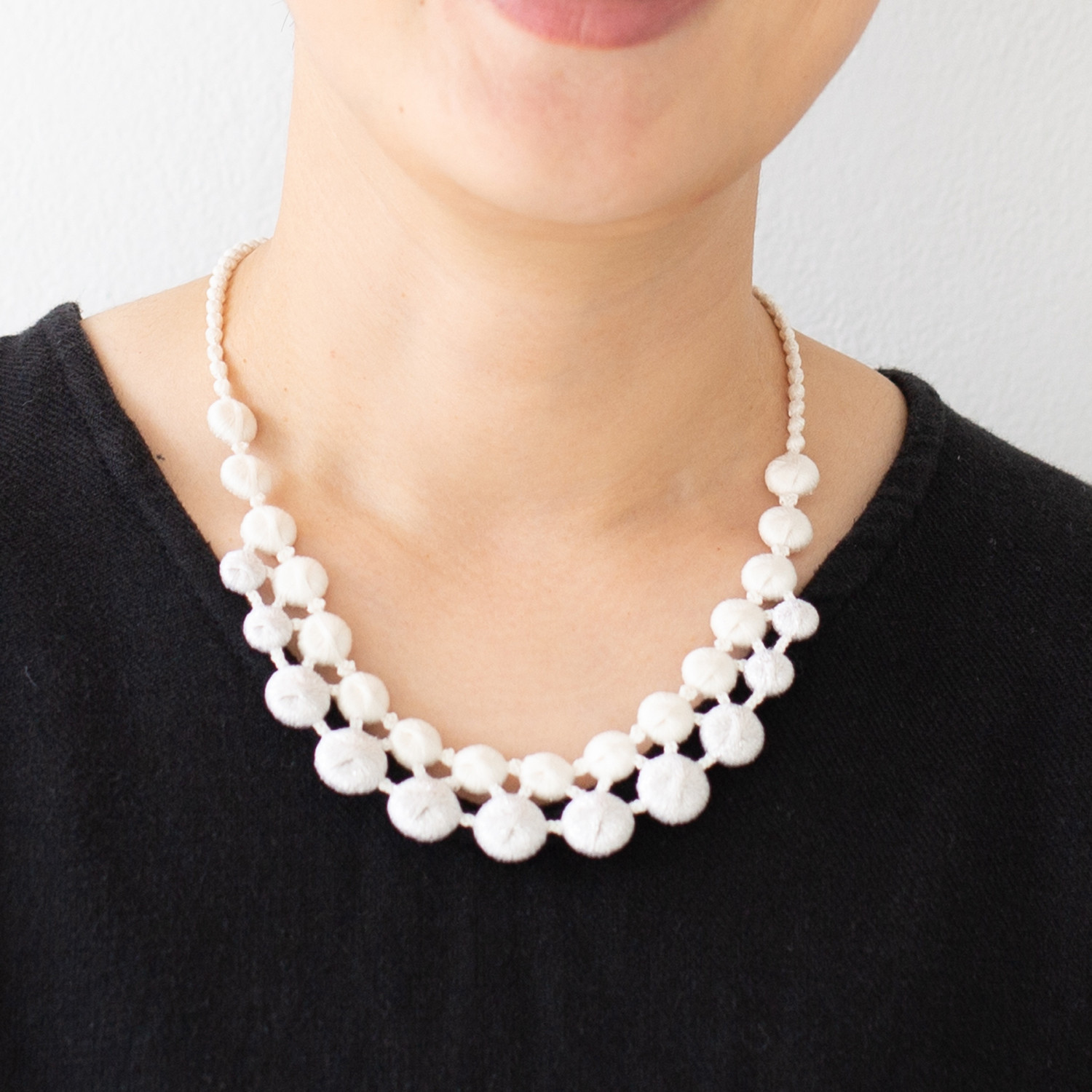 【糸のネックレス】ぺブルネックレス　フォーマル　ラメ　刺繍　軽い　洗える　金属アレルギー　シック　モダン