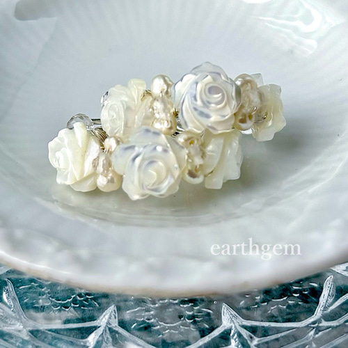 白蝶貝　ホワイトシェル(マザーオブパール) 薔薇のピアス PT900 白蝶貝ホワイトシェル(マザーオブパール) 薔薇のピアス