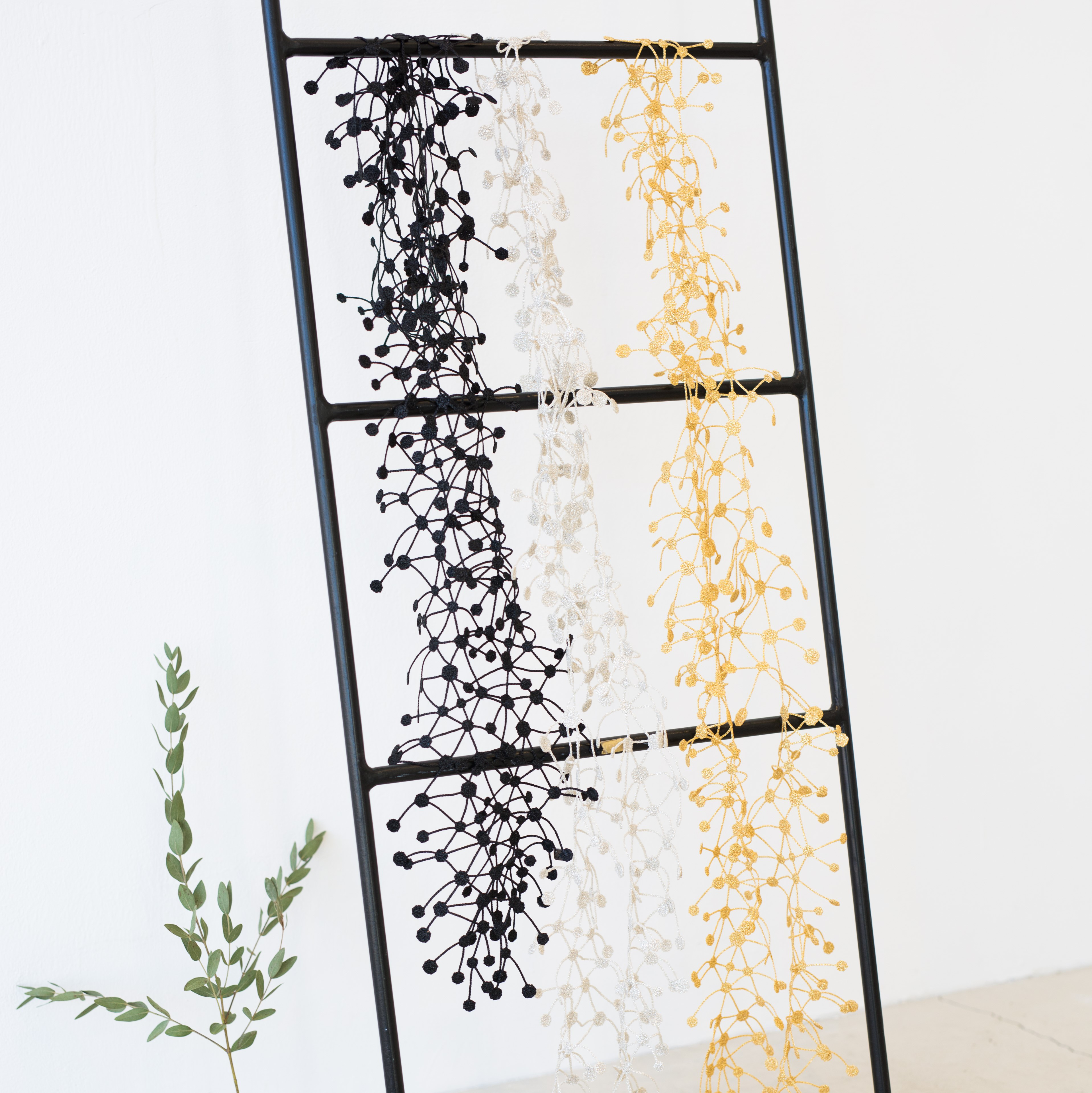 【雑誌掲載】DNAラリエット　フォーマル　ラメ　糸　軽い　洗える　金属アレルギー　ラグジュアリー アクセント