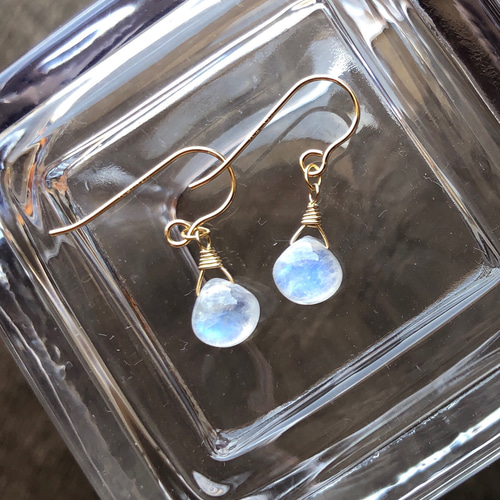 天然石14kgf ホワイトムーンストーンとラブラドライトのピアスアレル対応