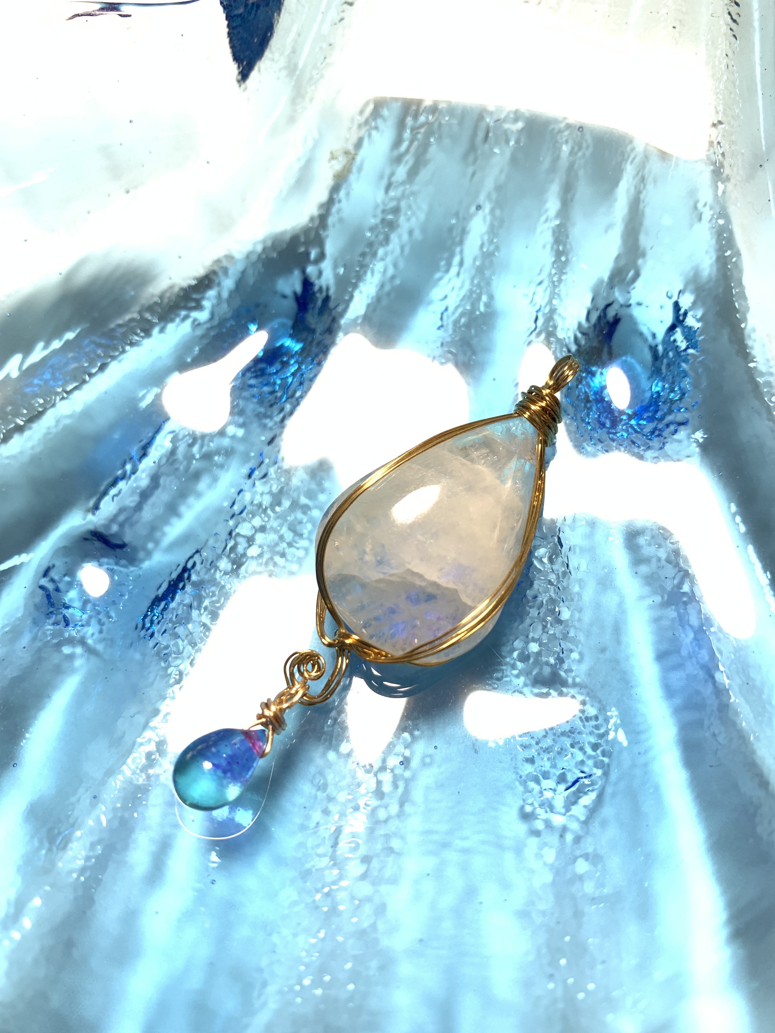 【Coco Ange シリーズ】神秘美！月の石ブルームーンストーン　女性性開花、恋の予感　天然石エナジーペンダントトップ