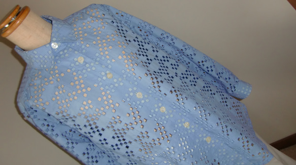 羽織にも！　涼やかコットン窓刺繍　シャツブラウス　ゆったりサイズ　ブルーパープル 4枚目の画像
