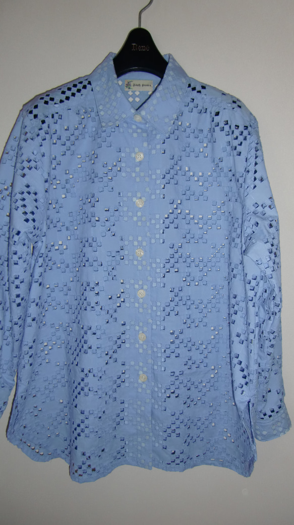 羽織にも！　涼やかコットン窓刺繍　シャツブラウス　ゆったりサイズ　ブルーパープル 1枚目の画像