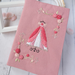 ドレスルーム刺繍のブックカバー(ピンク) 1枚目の画像