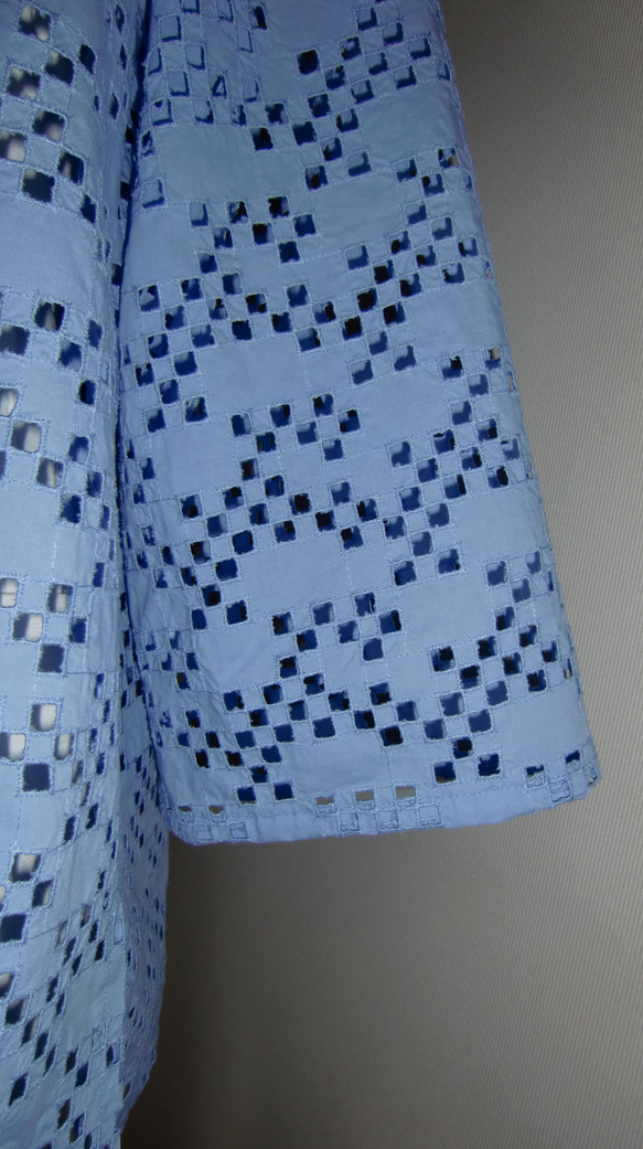 羽織にも！　涼やかコットン窓刺繍　ギャザーいっぱいスモック風ブラウス　ゆったりサイズ　ブルーパープル 4枚目の画像