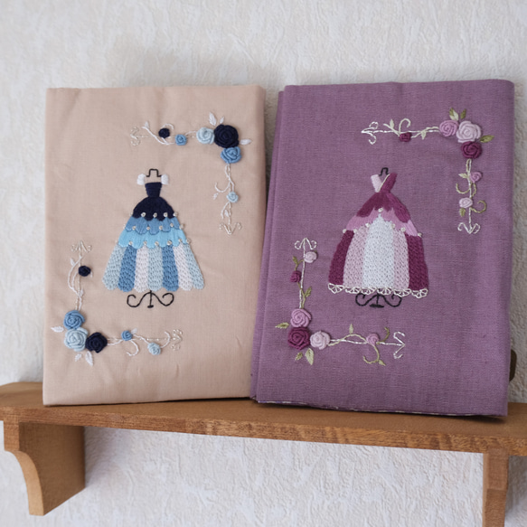 ドレスルーム刺繍のブックカバー(ブルー) 9枚目の画像