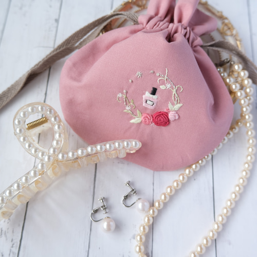 香水瓶とバラの手刺繍の丸巾着M（ピンク） 巾着袋 ししゅばやし 通販