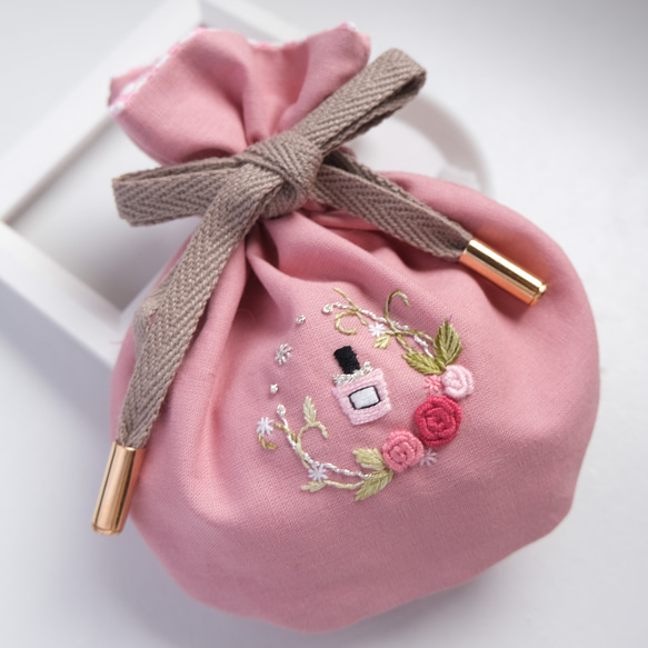 香水瓶とバラの手刺繍の丸巾着M（ピンク） 巾着袋 ししゅばやし 通販