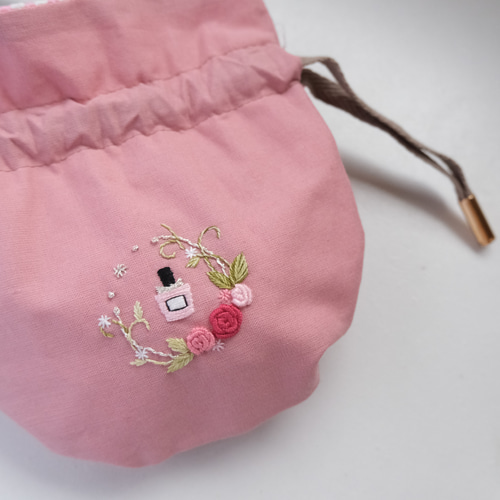 香水瓶とバラの手刺繍の丸巾着M（ピンク） 巾着袋 ししゅばやし 通販