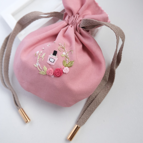 香水瓶とバラの手刺繍の丸巾着M（ピンク） 巾着袋 ししゅばやし 通販