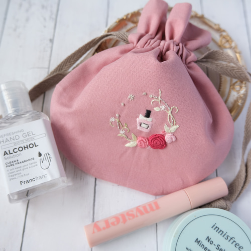 香水瓶とバラの手刺繍の丸巾着M（ピンク） 巾着袋 ししゅばやし 通販
