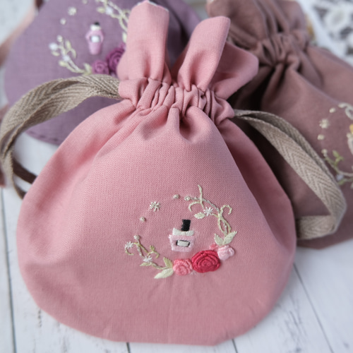 香水瓶とバラの手刺繍の丸巾着M（ピンク） 巾着袋 ししゅばやし 通販