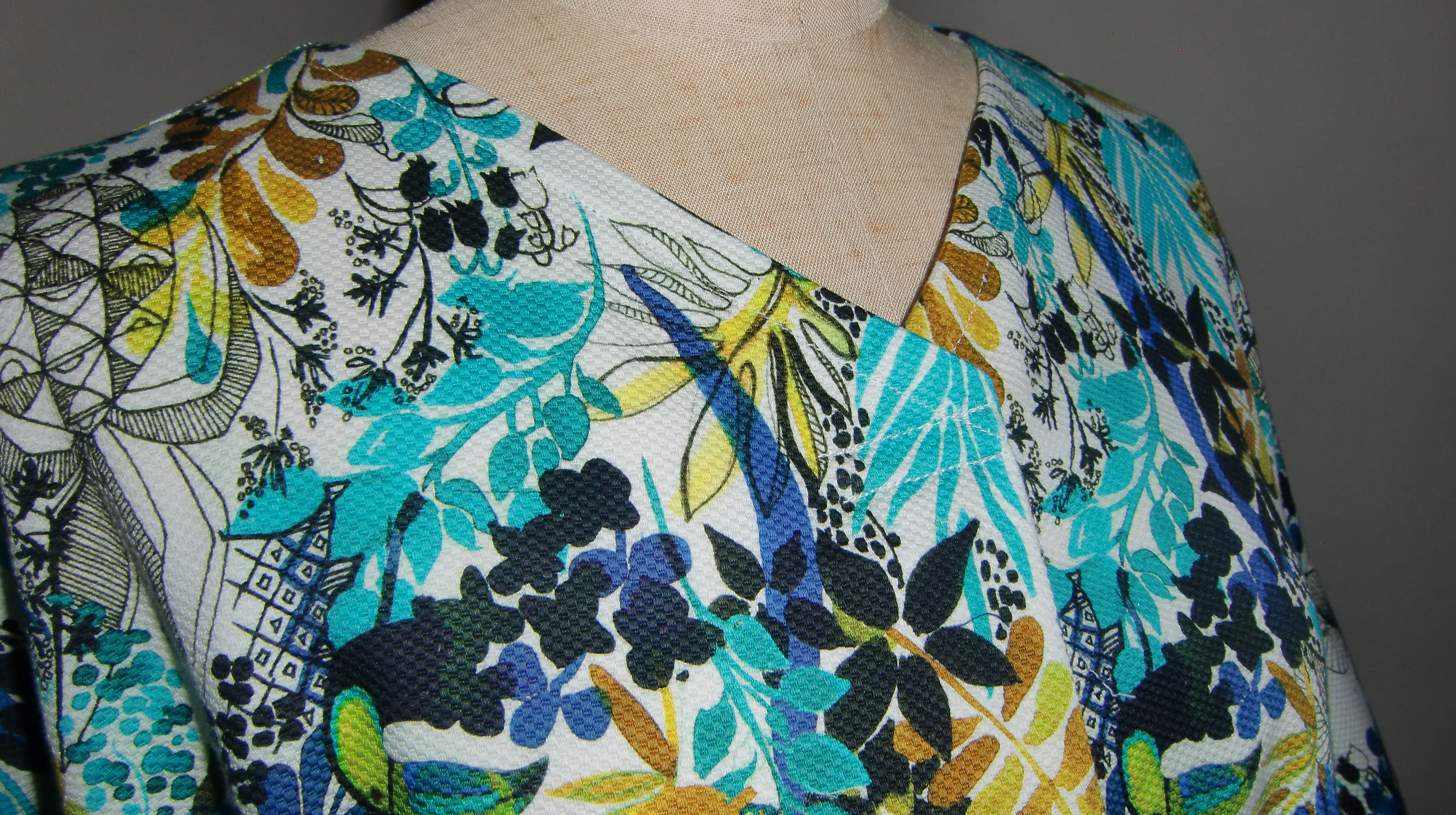 イタリア製・きれいな発色のあでやか花鳥プリント・Vタック/ドロップショルダー／ワンピース　コットン 6,080円