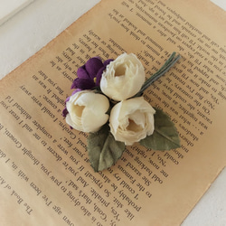 〈染め花〉バラとスミレのコサージュ(クリームホワイト) 2枚目の画像