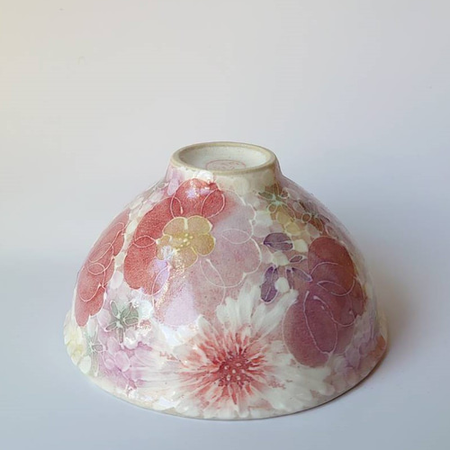 工房ゆずりは お茶碗 紅色や赤紫系の花柄と繊細な白い花が印象的