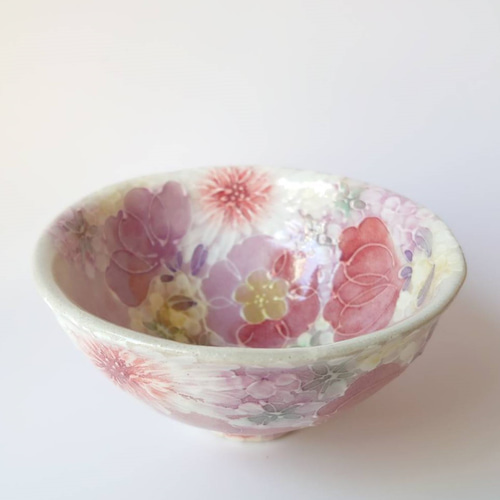 工房ゆずりは お茶碗 紅色や赤紫系の花柄と繊細な白い花が印象的