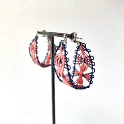 糸のフープピアス　お花エスニック　ピンクxネイビー　キャッチ一体型　 2枚目の画像