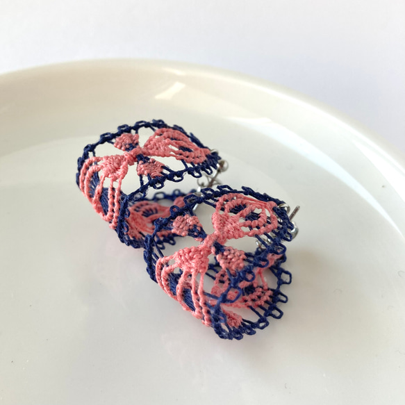 糸のフープピアス　お花エスニック　ピンクxネイビー　キャッチ一体型　 6枚目の画像
