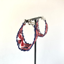 糸のフープピアス　お花エスニック　ピンクxネイビー　キャッチ一体型　 3枚目の画像