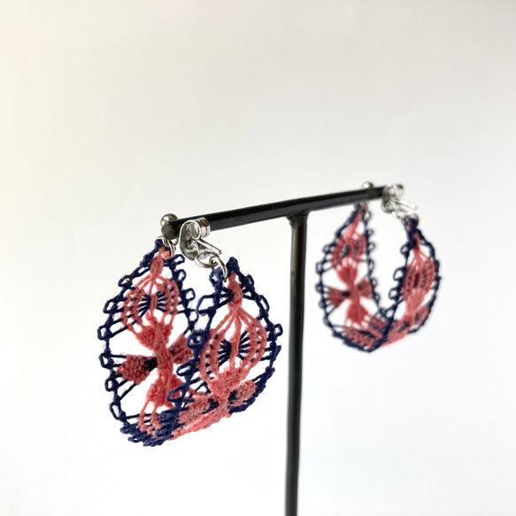 糸のフープピアス　お花エスニック　ピンクxネイビー　キャッチ一体型　 4枚目の画像