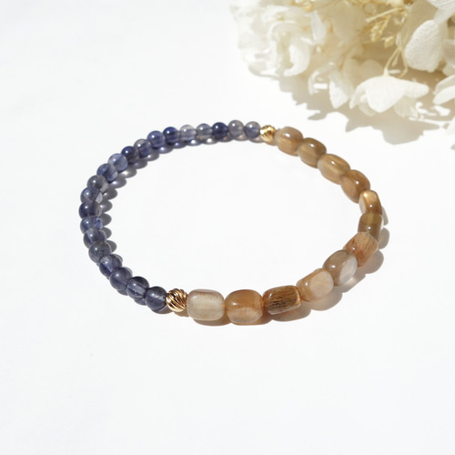 ベージュブラウンのサンムーンストーンとアイオライトと14kgfビーズの 