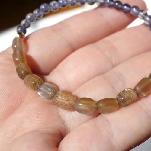 ベージュブラウンのサンムーンストーンとアイオライトと14kgfビーズの 