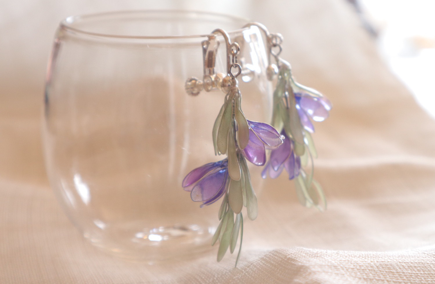 シルバーリーフ×薄紫の花のイヤリング(ピアス)｜金属アレルギー対応｜ウェディング｜デイリー｜透明｜樹脂針金