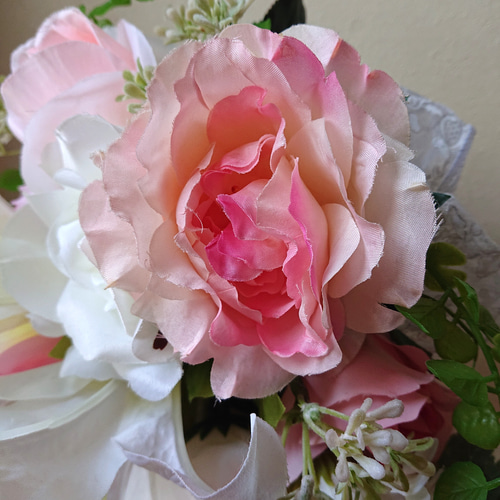 カサブランカとバラのクラッチブーケ 受注制作）カサブランカとローズ