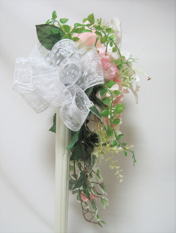 ガーベラとカサブランカのキャスケードブーケ♪ブートニア付き♪生花みたいに綺麗な造花です♪高品質なのに安い 11枚目の画像