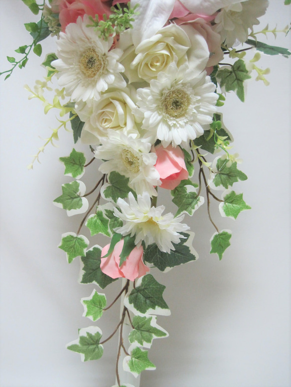 ガーベラとカサブランカのキャスケードブーケ♪ブートニア付き♪生花みたいに綺麗な造花です♪高品質なのに安い 5枚目の画像