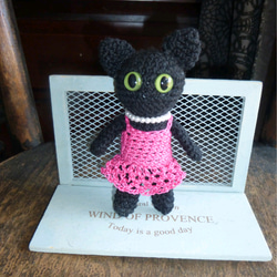 ピンクのドレスの黒猫マスコット 2枚目の画像