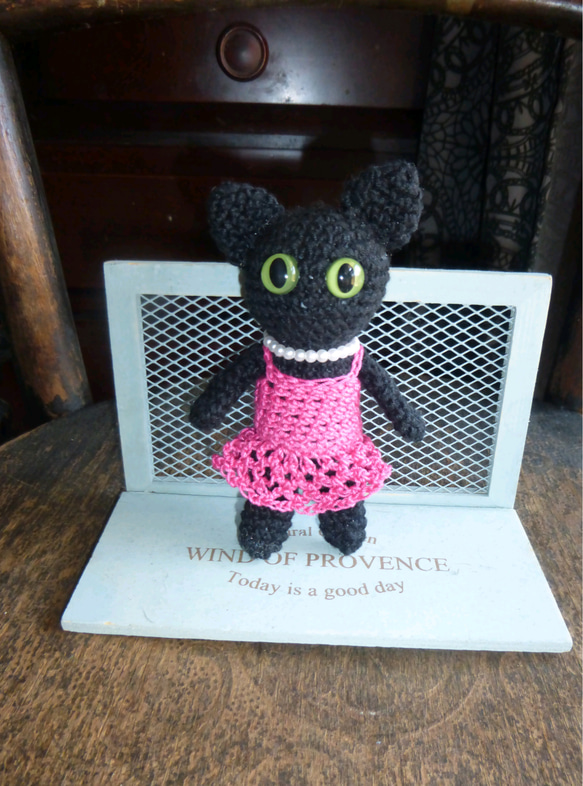 ピンクのドレスの黒猫マスコット 2枚目の画像