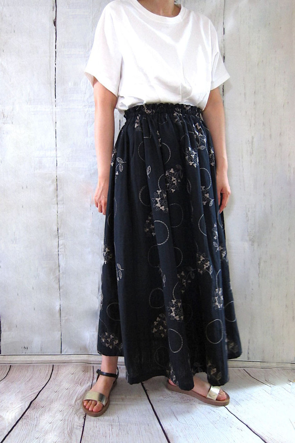【受注制作】あじさいの刺繍ダブルガーゼのロングスカート ブラック 3枚目の画像