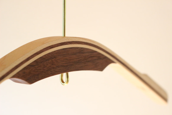 曲げ木のハンガー(３層 Lサイズ)：メイプル&ウォールナット 3枚目の画像