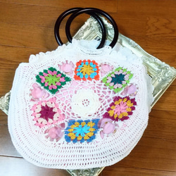 【母の日応援】リング持ち手のモチーフが素敵なニットバッグ☆フラワー☆かぎ針編み 2枚目の画像