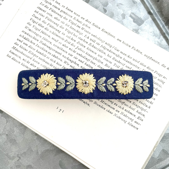 ひまわりの刺繍バレッタ＊イエロー×ネイビー＊コットン 2枚目の画像