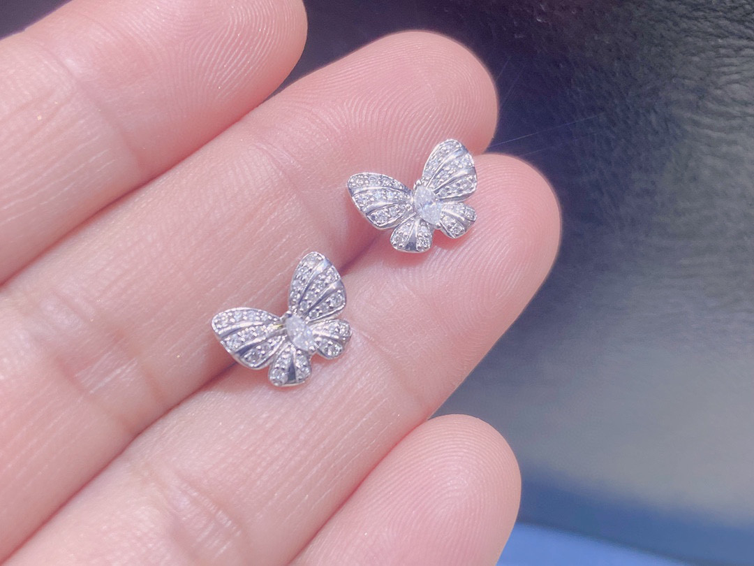 蝶々モチーフ 天然ダイヤモンドピアスk18 ピアス（スタッド・一粒